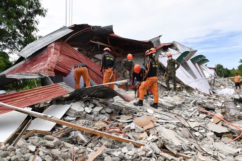 Cutremur devastator de 6,1 în Filipine: Bilanțul morților a ajuns la 69. Mii de oameni sunt prinși, încă, sub dărâmături